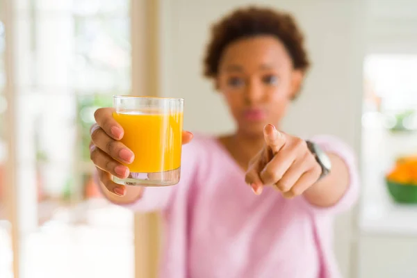 Joven Mujer Afroamericana Goteando Jugo Naranja Casa Señalando Con Dedo — Foto de Stock