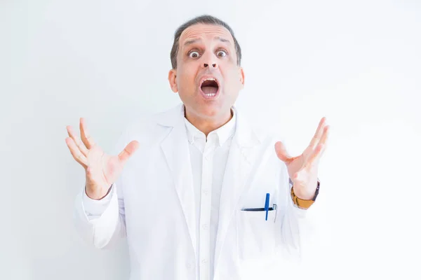 Mann Mittleren Alters Der Einen Arztkittel Über Weißem Hintergrund Trägt — Stockfoto