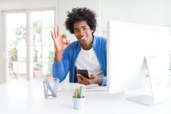 African American Man Som Arbetar Med Hjälp Smartphone Och Dator — Stockfoto