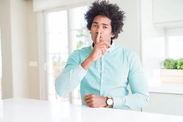 Uomo Affari Afroamericano Che Indossa Camicia Elegante Chiedendo Essere Tranquillo — Foto Stock