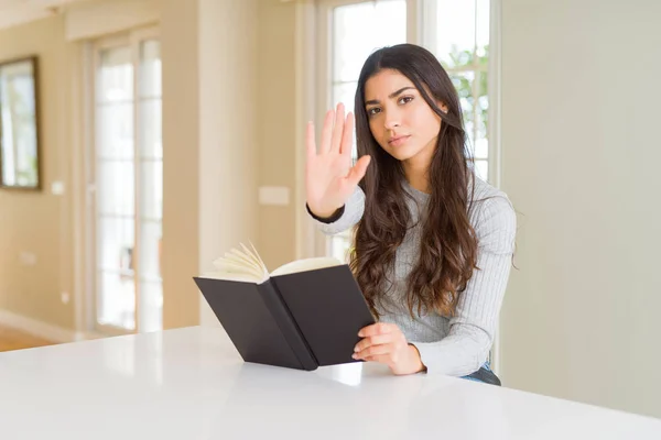 Giovane Donna Che Legge Libro Mano Aperta Facendo Stop Segno — Foto Stock