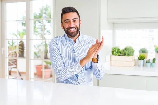 Bonito Homem Negócios Hispânico Palmas Aplausos Felizes Alegres Sorrindo Mãos — Fotografia de Stock