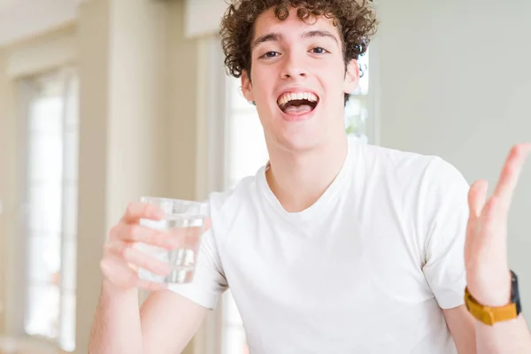 Jeune Homme Buvant Verre Eau Maison Très Heureux Excité Expression — Photo