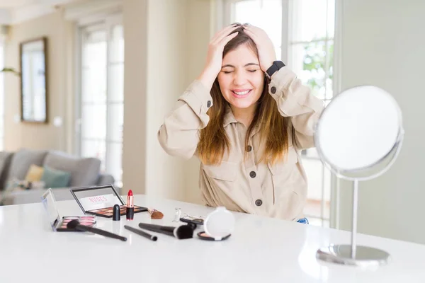 Piękna Młoda Kobieta Pomocą Kosmetyki Cierpiących Ból Głowy Zdesperowany Zestresowani — Zdjęcie stockowe