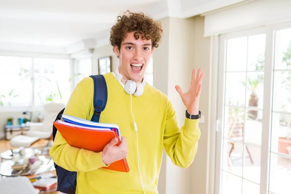 Giovane Studente Che Indossa Cuffie Zaino Possesso Quaderni Molto Felice — Foto Stock