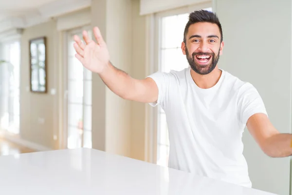 Camiseta Blanca Casual Hombre Hispano Guapo Casa Mirando Cámara Sonriendo — Foto de Stock