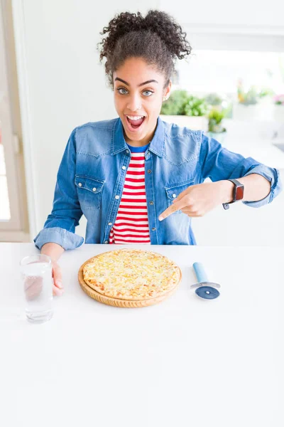 Junge Afrikanisch Amerikanische Frau Isst Hausgemachte Käsepizza Sehr Glücklich Zeigt — Stockfoto