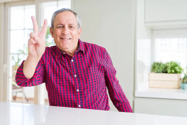 Bonito Homem Idoso Casa Sorrindo Olhando Para Câmera Mostrando Dedos — Fotografia de Stock