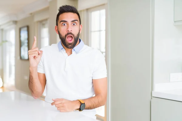 Bonito Hispânico Homem Casual Shirt Branca Casa Apontando Dedo Para — Fotografia de Stock