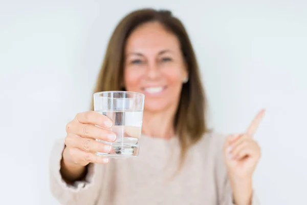 Жінка Середнього Віку Склянку Води Ізольований Фон Дуже Щасливий Вказуючи — стокове фото