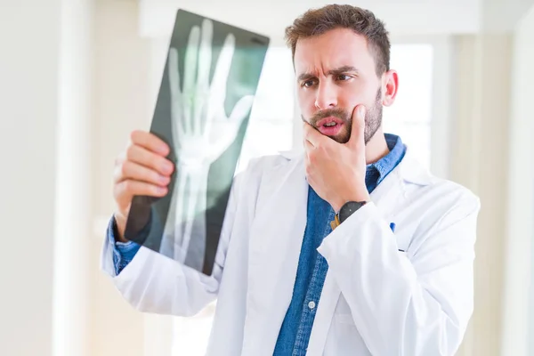 Lékař muž při pohledu na rentgen radiografie dělá tělesné vyšetření — Stock fotografie