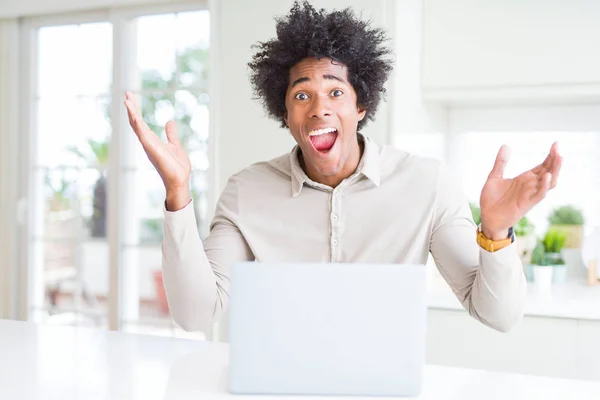 Africano Americano Homem Trabalhando Usando Laptop Muito Feliz Animado Expressão — Fotografia de Stock