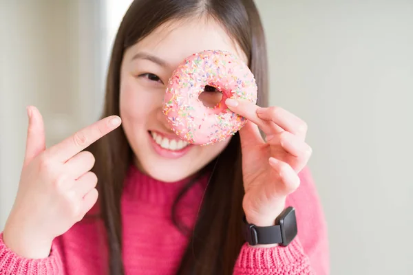 Hermosa Mujer Asiática Comiendo Rosado Azúcar Donut Muy Feliz Señalando —  Fotos de Stock