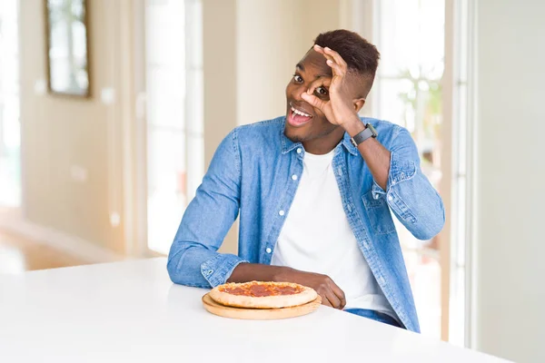 African American Man Eten Peperoni Pizza Thuis Met Blij Gezicht — Stockfoto