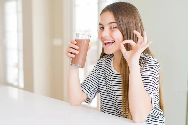 Vacker Ung Flicka Kid Dricka Färska Välsmakande Choklad Milkshake Som — Stockfoto