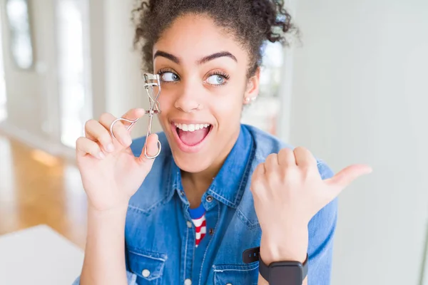 Jonge Afro Amerikaanse Meisje Met Wimpers Krultang Wijzen Tonen Met — Stockfoto