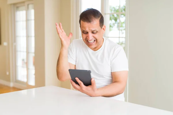 Medelålders Man Använder Digital Tabell Hemma Mycket Glad Och Upprymd — Stockfoto