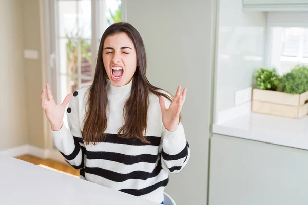 Mulher Bonita Usando Listras Camisola Louca Louca Gritando Gritando Com — Fotografia de Stock