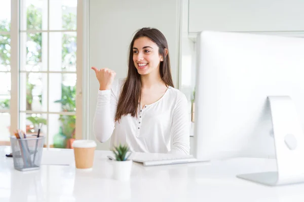 Hermosa Mujer Joven Que Trabaja Usando Computadora Sonriendo Con Cara —  Fotos de Stock