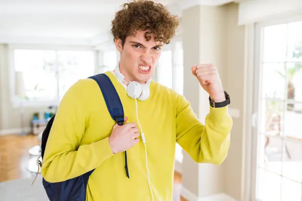 Jeune Homme Étudiant Portant Casque Sac Dos Ennuyé Frustré Criant — Photo