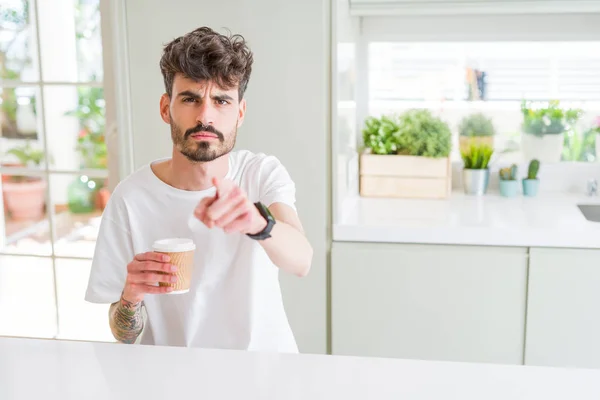 카메라 당신에 긍정적이 자신감 제스처 앞에서 손가락으로 가리키는 아침에 커피를 — 스톡 사진