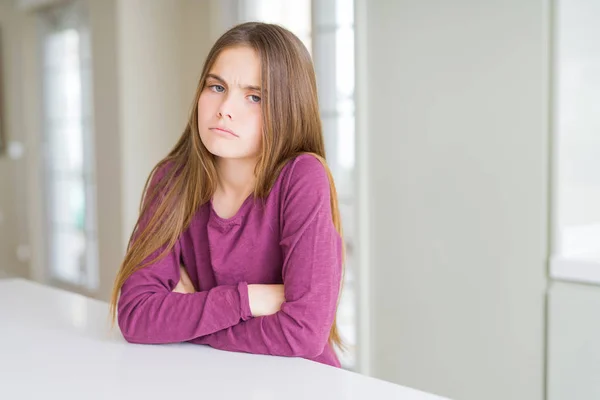 Menina Bonita Criança Mesa Branca Cético Nervoso Desaprovando Expressão Rosto — Fotografia de Stock