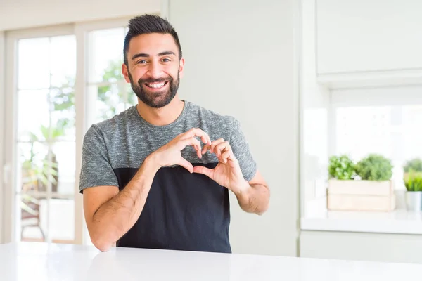 Evde Rahat Shirt Giyen Spanyol Yakışıklı Aşık Kalp Simgesi Elleriyle — Stok fotoğraf