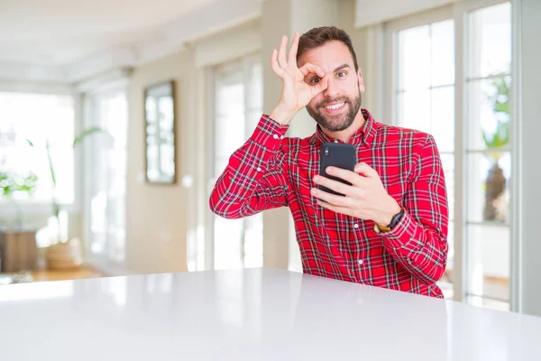 Bell Uomo Che Utilizza Smartphone Con Viso Felice Sorridente Facendo — Foto Stock