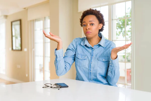 Jeune Belle Femme Afro Américaine Expression Désemparée Confuse Avec Les — Photo