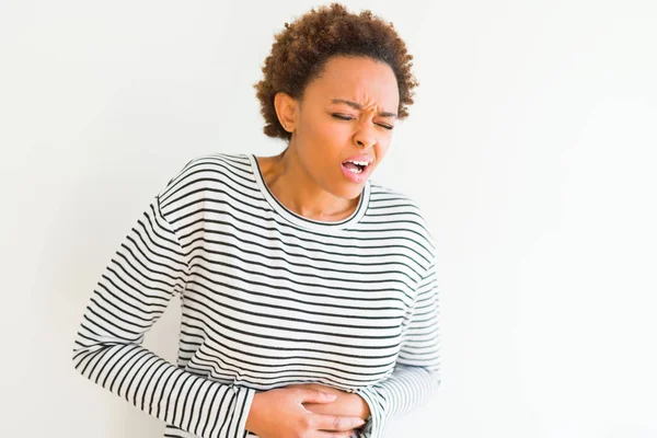 Joven Hermosa Mujer Afroamericana Con Rayas Suéter Sobre Fondo Blanco — Foto de Stock