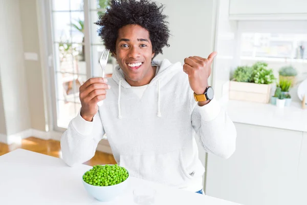 Hombre Afroamericano Comiendo Guisantes Verdes Frescos Casa Señalando Mostrando Con — Foto de Stock