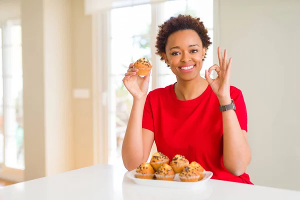 Joven Afroamericana Mujer Comer Chocolate Chips Muffins Haciendo Signo Con — Foto de Stock