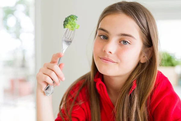 Bella Ragazza Che Mangia Broccoli Freschi Con Espressione Fiduciosa Sul — Foto Stock