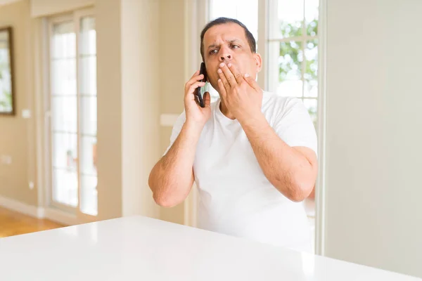 Hombre Mediana Edad Que Llama Usando Boca Cubierta Del Teléfono —  Fotos de Stock