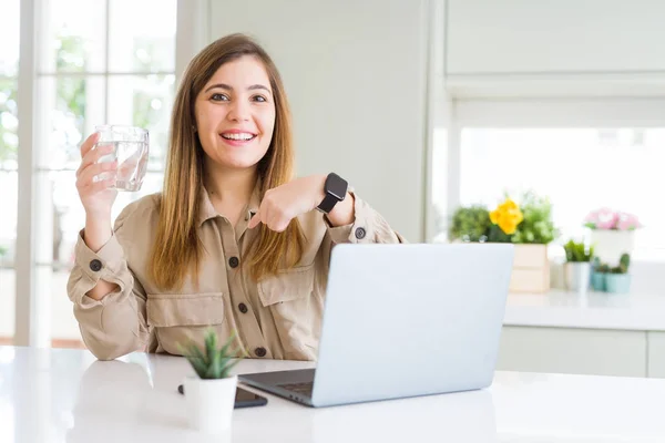 Mooie Jonge Vrouw Werken Met Computer Neemt Een Pauze Een — Stockfoto