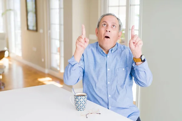 Hombre Mayor Guapo Bebiendo Una Taza Café Casa Asombrado Sorprendido — Foto de Stock