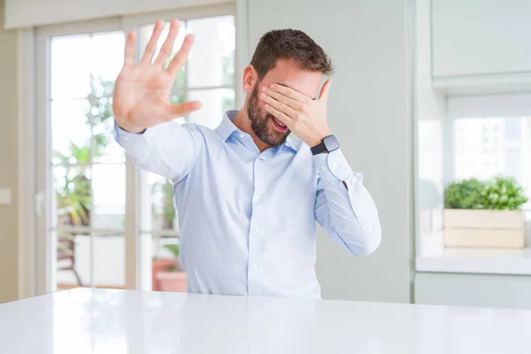 Hombre Negocios Guapo Cubriendo Los Ojos Con Las Manos Haciendo —  Fotos de Stock