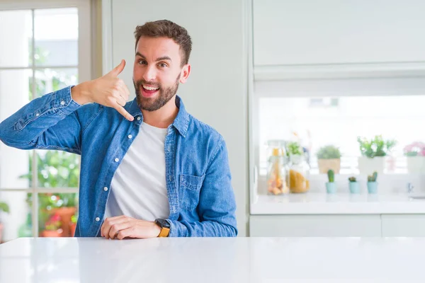 Bonito Homem Casa Sorrindo Fazendo Gesto Telefone Com Mão Dedos — Fotografia de Stock