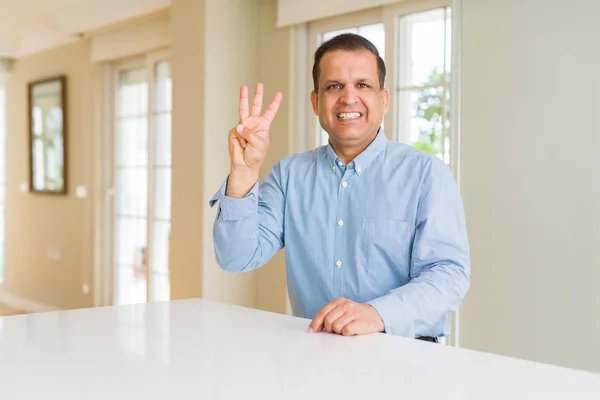 Hombre Mediana Edad Sentado Casa Mostrando Señalando Hacia Arriba Con — Foto de Stock