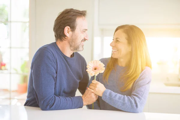 Ρομαντικό Μεσήλικες Ζευγάρι Κρατώντας Λουλούδια Στην Αγάπη Στο Σπίτι — Φωτογραφία Αρχείου