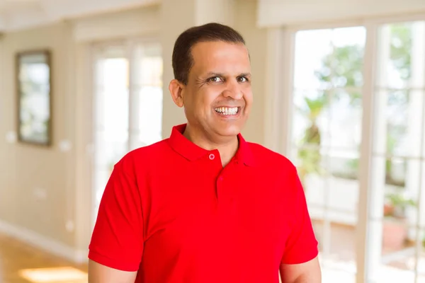 Hombre de mediana edad sonriendo confiado a la cámara en casa —  Fotos de Stock