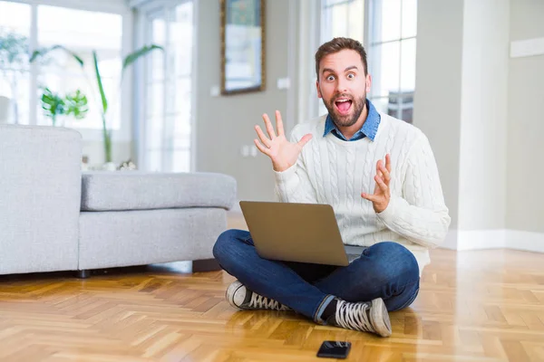 Pohledný Muž Sobě Pracovat Pomocí Počítače Laptop Slaví Crazy Ohromilo — Stock fotografie