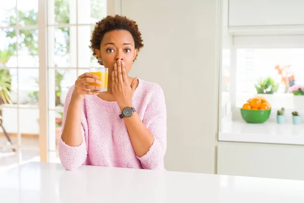 Unga Afroamerikanska Kvinnan Driking Orange Juice Hemma Täcka Munnen Med — Stockfoto