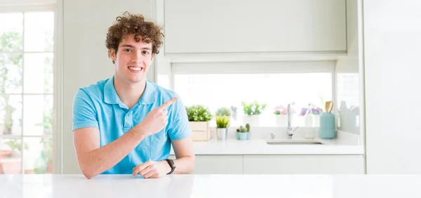 Breite Aufnahme Eines Jungen Gutaussehenden Mannes Hause Fröhlich Mit Einem — Stockfoto