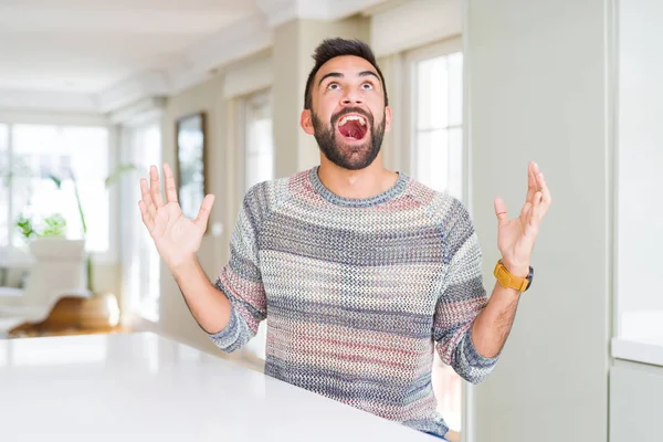 Bonito Homem Hispânico Vestindo Camisola Casual Casa Louco Louco Gritando — Fotografia de Stock