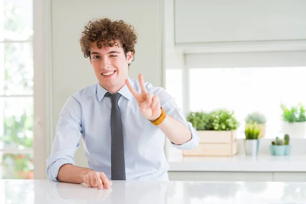 Joven Hombre Negocios Vistiendo Una Corbata Sonriendo Mirando Cámara Mostrando — Foto de Stock