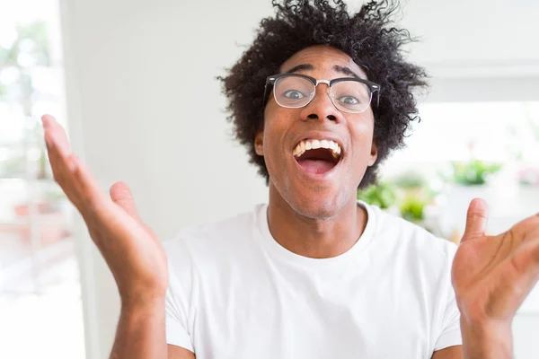 African American Man Glasögon Firar Galen Och Förvånad För Framgång — Stockfoto