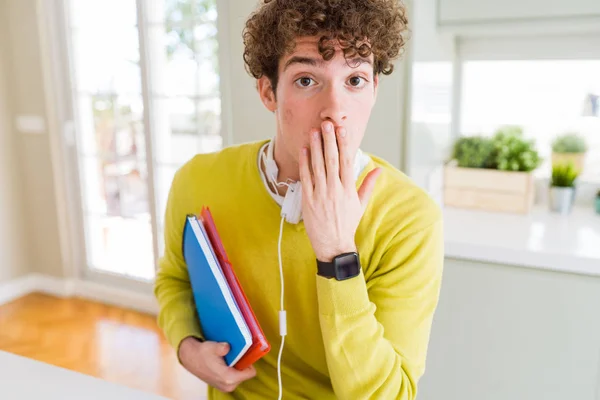 Giovane Studente Che Indossa Cuffie Tenendo Quaderni Coprire Bocca Con — Foto Stock