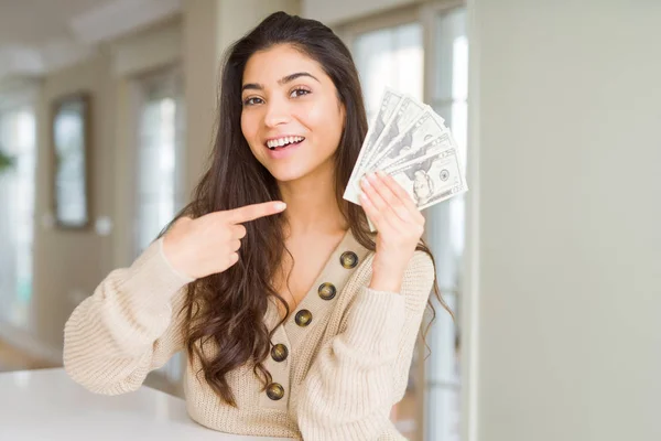 Молодая Женщина Банкнотами Долларов Довольна Указывая Рукой Пальцем — стоковое фото