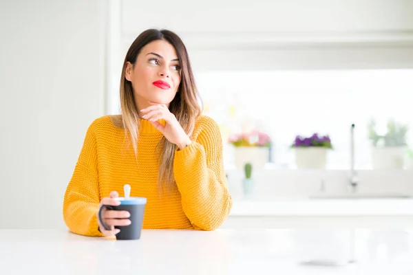 Junge Schöne Frau Die Hause Eine Tasse Kaffee Trinkt Ernstes — Stockfoto